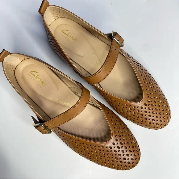 Clarks Women's Fawna Jane Tan Leather Perforated Flats size 9.5 New - Picture 1 of 10